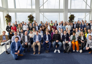 Groep personen met de handen in de lucht als teken van een communiity